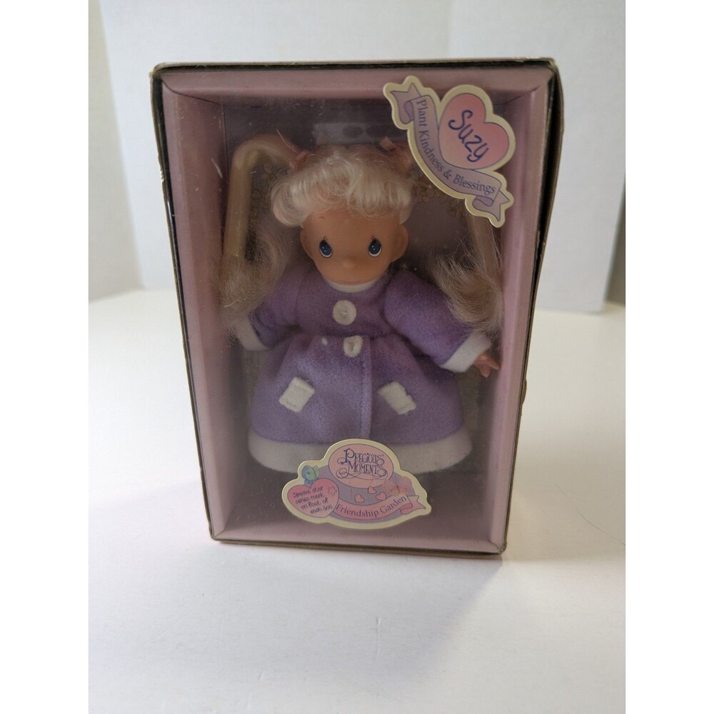 Precious Moments SUZY Vinyl Doll Friendship Garden 1998 Wal-Mart Excl 40000 NIB